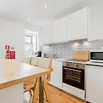 Sunlit & Patio Studios - Prime Lisbon Διαμέρισμα Lisboa